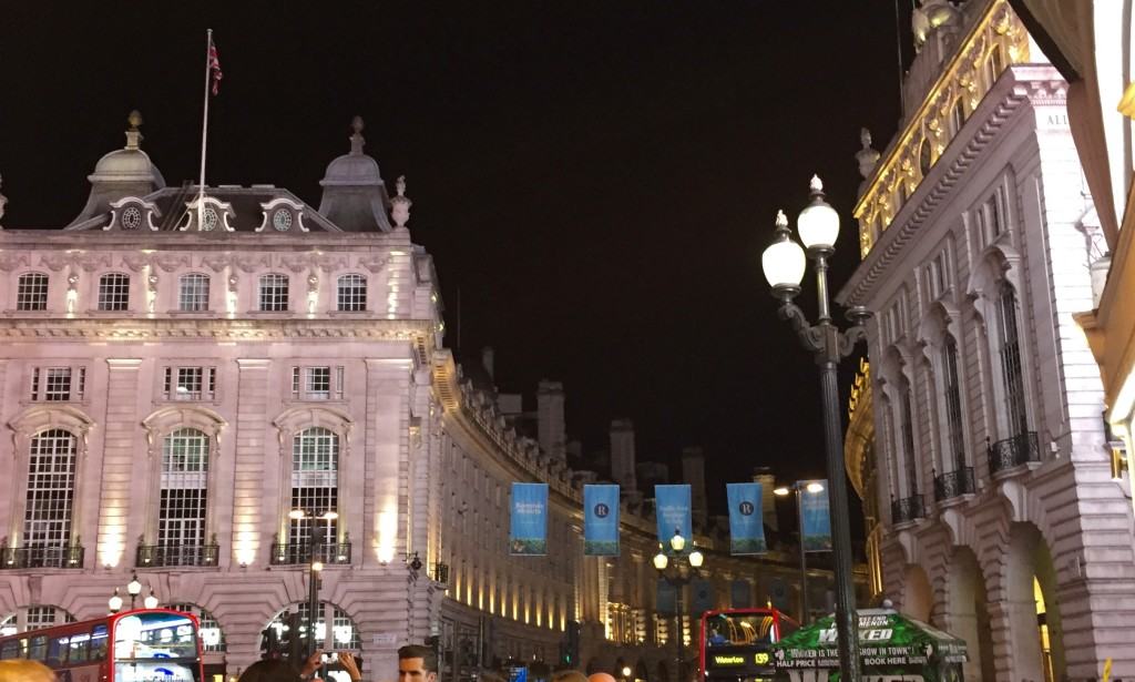 Everyone loves London by night - Piccadilly Circus