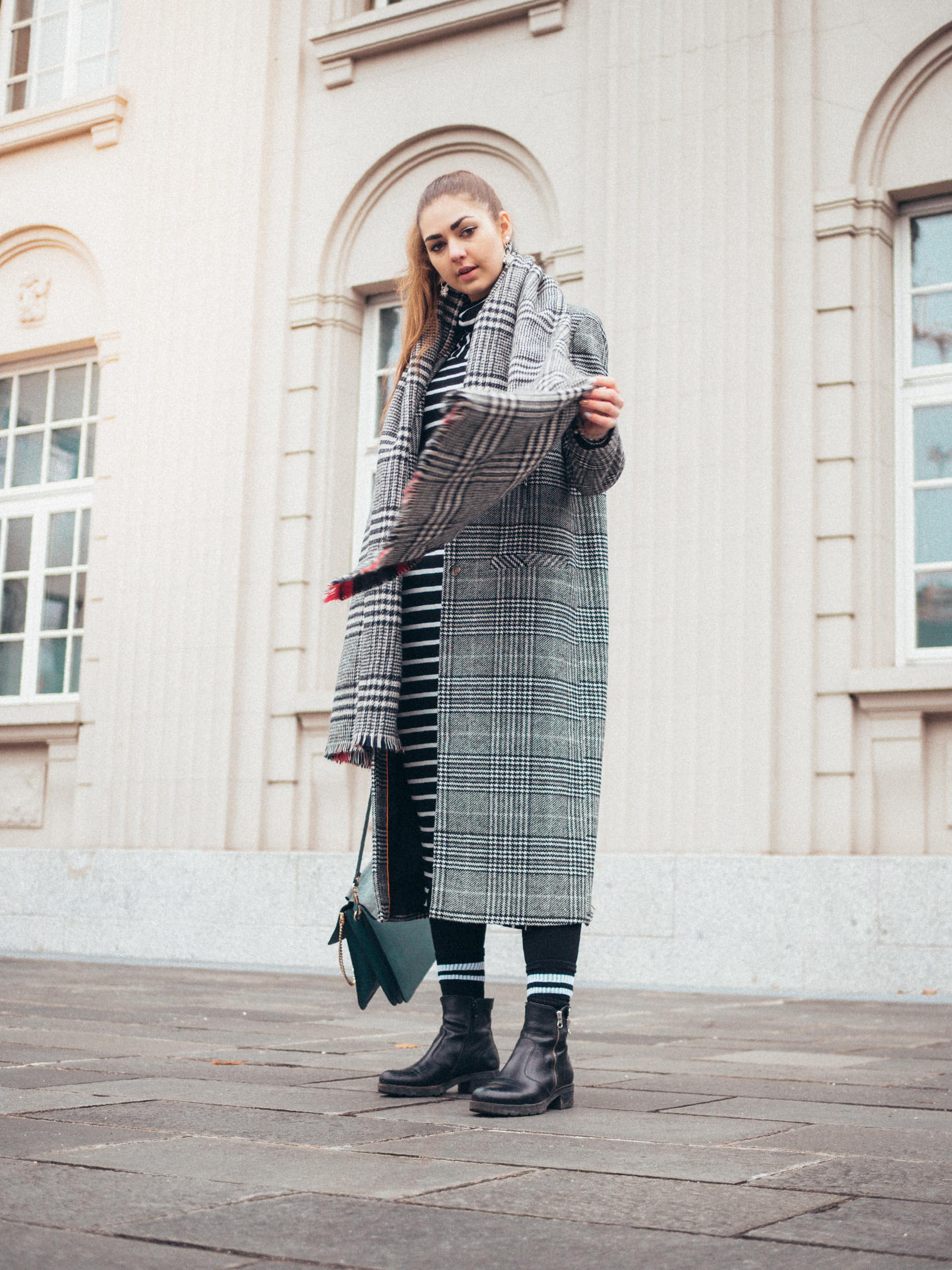 Checked-Coat/Chloé-Bag/Oversized-Coat/Outfit/Fashion/Outfitpost/Outfit-Photo/Ankle-Boots