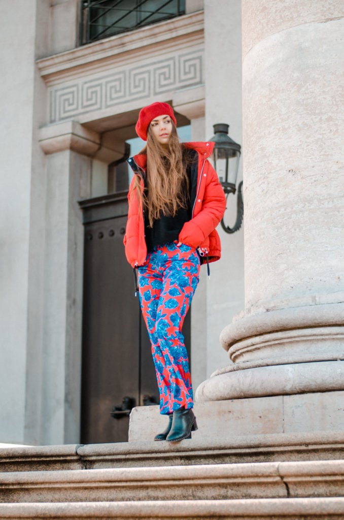 Outfit, Fashionblog, Fashion Blog, Fashion Blogazine, Online-Magazine, Beret, Flower Print, Down Jacket, Red, Blue, Red Outfit, Red Look, OOTD, Fashion Editorial