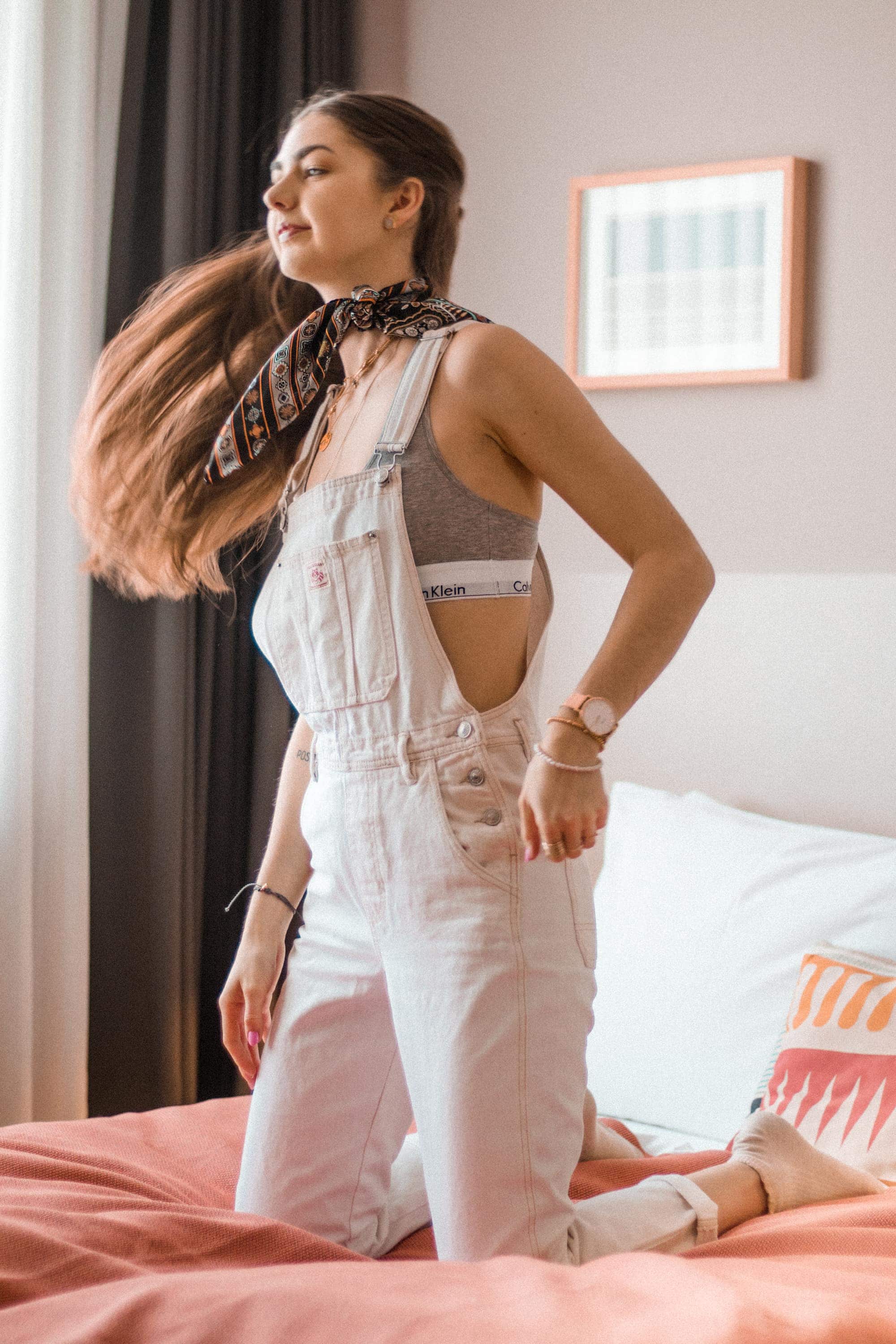 Fashion, Fashionblog, Fashion Magazine, Editorial, Style, Style Guide, Style Inspiration, Streetwear, Street Style, Swiss, Switzerland, Outift, OOTD, Outfit Inspiration, Inspo, Girly, Edgy, Stylish, Trends, Trend, Trendsetter, Carmitive, Carmen Jenny, Dungarees, Neckerchief, Calvin Klein, In my Calvins, Hotel Room, Hotel Goals, Travel, Fun, Humor, Column, Girls Outfits, Style Inspiration, Munich, Munich Hotels